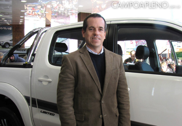 Campo a Pleno - Toyota - La Rural 2014 - Gustavo Salinas junto a la Nueva Hilux