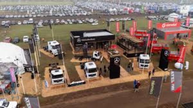 Mercedes-Benz exhibe sus camiones y servicios en Agroactiva 2025.